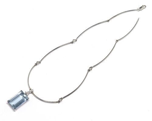 AQUAMARINE AND DIAMOND NECKLACE, ca. 1960. White gold 750. Casual-elegant choker of 7 slightly curved gold wire elements, additionally decorated with 4 brilliant-cut diamonds weighing ca. 0.20 ct. The lower part of 1 pendant set with 1 step-cut aquamarine weighing ca. 21.00 ct, within a border of 3 brilliant-cut diamonds and 1 navette-cut diamond. Total weight of the diamonds ca. 0.20 ct. L ca. 39.5 cm.