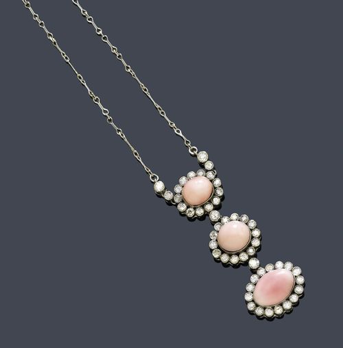 CONCH PEARL AND DIAMOND NECKLACE. Platinum 900. Decorative necklace in the style of around 1910. The pendant of 3 light pink conch pearls of 11.5 x 8, 8.3 x 7.5 and 7.8 x 6.6 mm, respectively, mounted one below the other, within a border of diamonds weighing ca. 0.80 ct. On a fine fantasy chain, L ca. 37.5 cm.