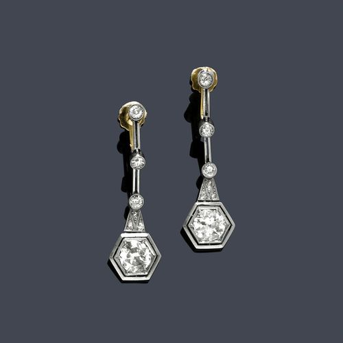 DIAMOND EAR PENDANTS, ca. 1930. White and yellow gold 585. Decorative ear pendants with studs, each set with 1 old European-cut diamond in a hexagonal setting, weighing ca. 1.95 ct in total, mounted below a line of 3 old European-cut diamonds, weighing ca. 0.60 ct in total, and gold rods. L ca. 4 cm.