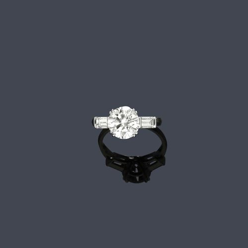 DIAMOND RING, GÜBELIN. White gold 750. Classic solitaire model set with 1 brilliant-cut diamond of 2.11 ct ca. E-F/VVS, flanked by 2 baguette-cut diamonds weighing ca. 0.51 ct. Size 51. With copy of invoice by Gübelin 1997 and IGI Report No. F2D 15326, 1995. Tested by Gemlab.