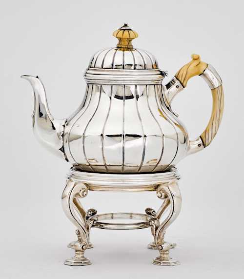 TEA POT WITH ASSOCIATED RECHAUD,
