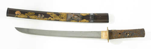 A SHORT SWORD (WAKIZASHI) WITH DRAGON APPLIQUÉS.