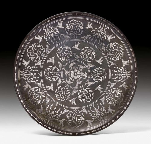 A SMALL BIDRI-DISH DECORATED WITH FLOWERS AND BIRDS. India, 18th/19th c. Diameter 17.2 cm.