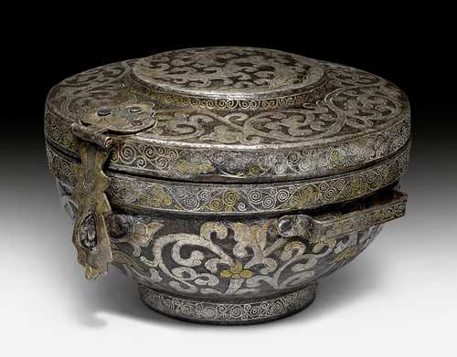 A SILVER DAMASCENED IRON TRAVEL CASE FOR A BOWL.