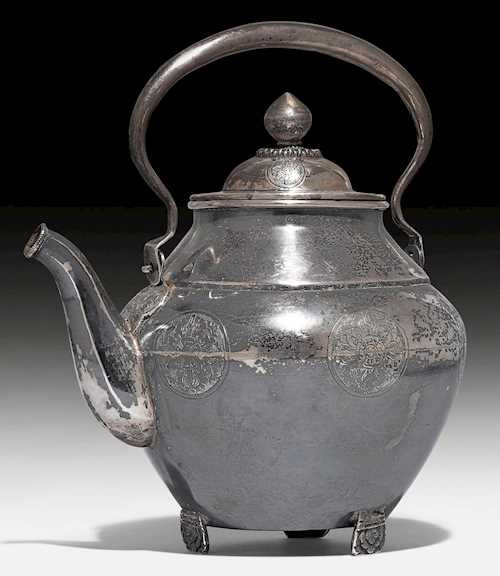 銀質茶壺。