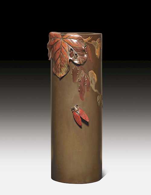 A CYLINDRICAL BRONZE VASE DECORATED WITH A CICADA.