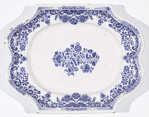 A FAIENCE PLATE "LAMBREQUIN"