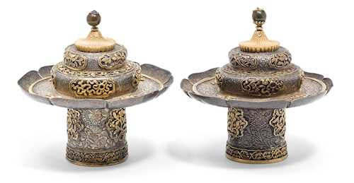 A PAIR OF PARCEL-GILT SILVER TEA CUP STANDS AND COVERS.