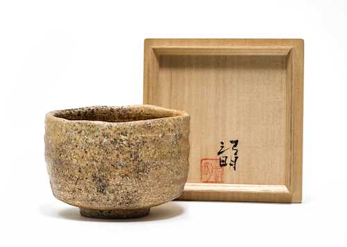 A SHIGARAKI TEA BOWL (CHAWAN) BY TSUJI SEIMEI (1924 - 2008).