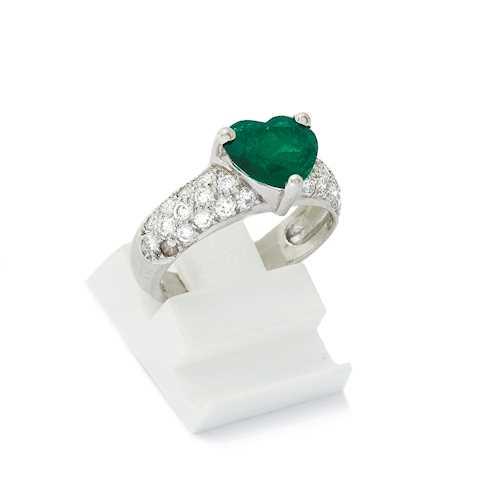 EMERALD AND DIAMOND RING.