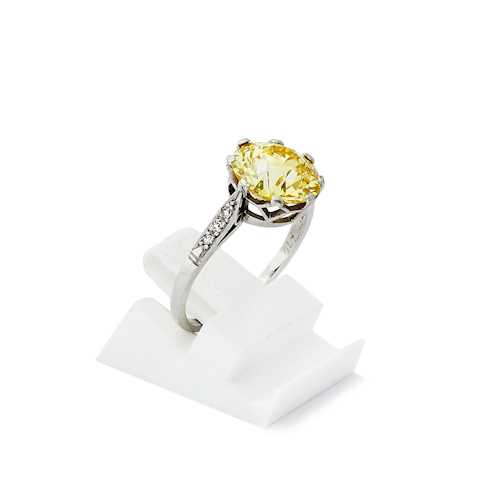 FANCY DIAMOND RING, ca. 1930.