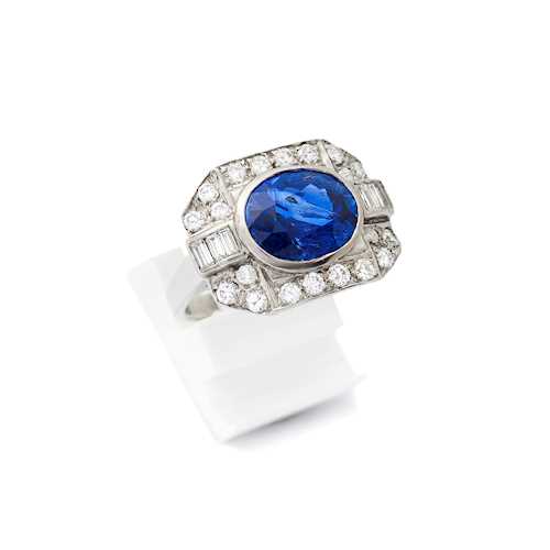 CEYLON SAPPHIRE AND DIAMOND RING, ca. 1930.