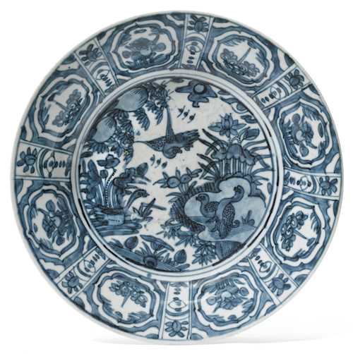 A BLUE AND WHITE SWATOW CHARGER.