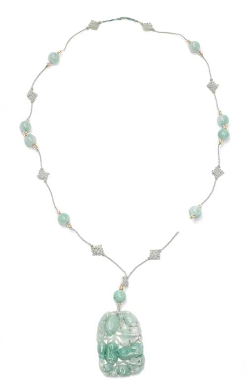 AN ATTRACTIVE NECKLACE WITH JADEITE PENDANT.