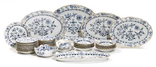 ITEMS OF A "BLUE ONION PATTERN" DINING SERVICE WITH A GOLD RIM