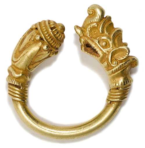 A GOLD RING WITH MAKARA HEAD.