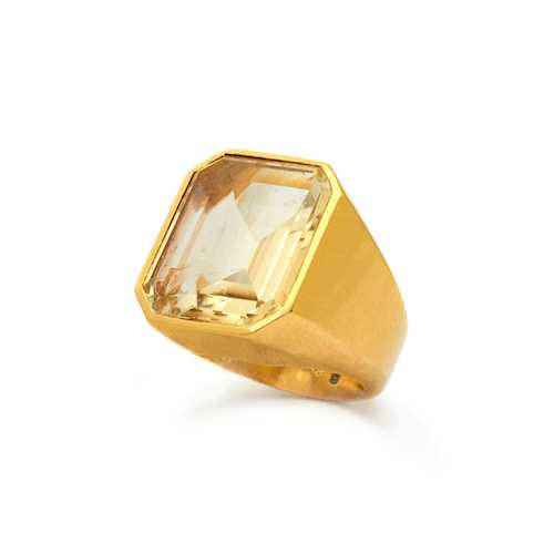 CITRINE AND GOLD RING.