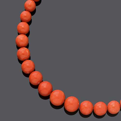 CORAL NECKLACE, ca. 1970.