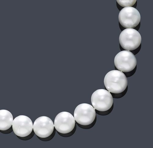 PEARL NECKLACE. Clasp in white gold 585. Attractive necklace of 29 graduated, silver-white South Sea cultured pearls of ca. 13 - 16.8 mm Ø and very fine lustre. Modern, cylindrical, structured clasp. L ca. 44 cm.