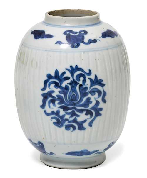 A SMALL BLUE AND WHITE VASE.