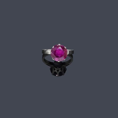 RUBY RING, P.G. HARTKOPF, ca. 1950. White gold 750. Classic solitaire model, the top set with 1 round Thai ruby of ca. 4.90 ct, in an eight-prong setting. Size ca. 54. With case and Gemlab Compact Report No. 2738/10, July 2010.