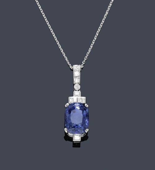 SAPPHIRE AND DIAMOND NECKLACE, ca. 1935. Platinum. Decorative pendant, set with 1 Ceylon sapphire of ca. 10.00 ct and additionally decorated with 2 square-cut diamonds, 4 baguette-cut diamonds and 4 brilliant-cut diamonds weighing ca. 0.50 ct. On a fine anchor chain with a white gold clasp, L ca. 41 cm, extension, 5 cm. With case signed Gübelin.