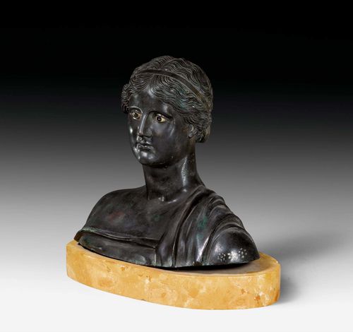BUST OF A WOMAN, Renaissance, Rome, probably 17th century. Burnished bronze and "Giallo di Siena" marble. H 31.5 cm. L 37 cm.