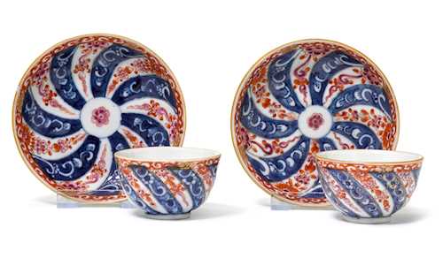 A PAIR OF TEA BOWLS AND SAUCERS IN THE IMARI STYLE