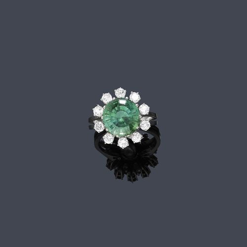 TOURMALINE AND DIAMOND RING. White gold 750. Decorative, classic ring, the top set with 1 green tourmaline of 7.93 ct, within a border of 10 brilliant-cut diamonds weighing 1.34 ct. Size ca. 60. With copy of jewel certificate, 1970.