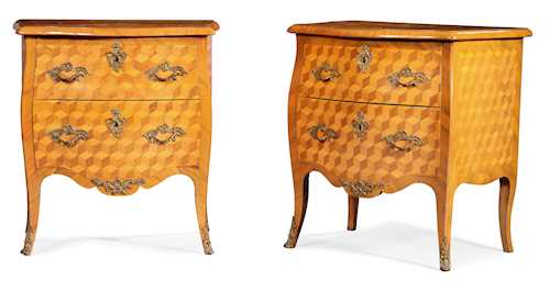 A PAIR OF SIMILAR COMMODES