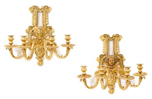  A PAIR OF WALL-MOUNTED SCONCES