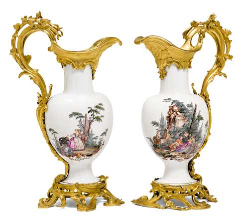 A PAIR OF EWERS WITH GILT BRONZE MOUNTS