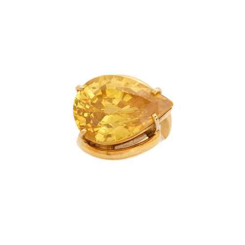 CUBIC ZIRCONIA AND GOLD RING.