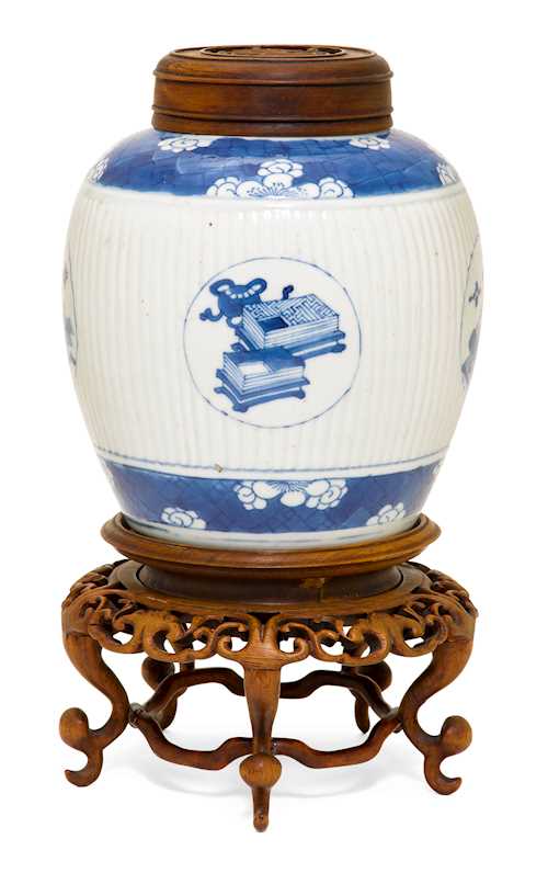 A BLUE AND WHITE GINGER JAR.
