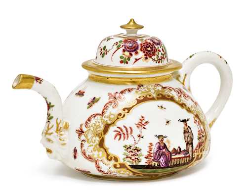 TEAPOT WITH CHINOISERIE DECORATION