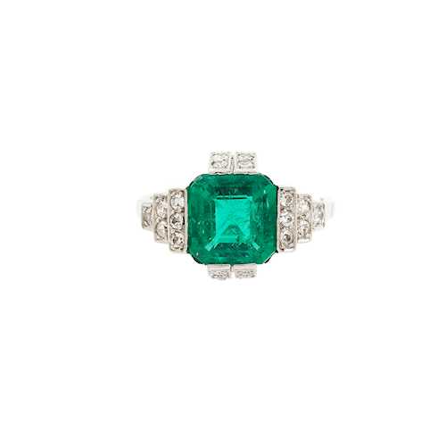 EMERALD AND DIAMOND RING, ca. 1925.