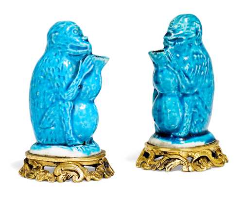 A PAIR OF WATER DROPPERS DESIGNED AS MONKEYS, IN A GILT BRONZE MOUNT