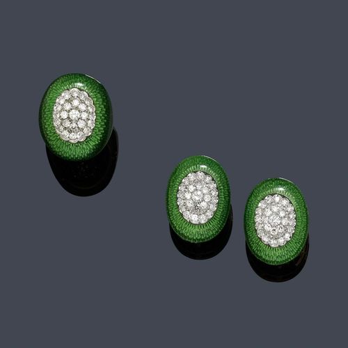 ENAMEL AND DIAMOND EAR CLIPS WITH RING, ca. 1960. Yellow and white gold 750, 40g. Decorative button-shaped, oval ear clips with an engine-turned and green-enamelled surface, each with the centre pavé-set with 24 single-cut diamonds and 1 brilliant-cut diamond weighing ca. 1.00 ct in total. Matching mantle ring with 25 diamonds weighing ca. 0.50 ct in total. Size ca. 51, with size adjustment insert in gold 375.