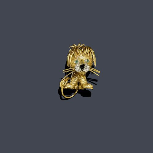 EMERALD, DIAMOND AND GOLD CLIP BROOCH, VAN CLEEF & ARPELS, 1960s. Yellow gold 750. Charming miniature brooch designed as a sculptured lion. The body finely carved, the muzzle set throughout with 10 brilliant-cut diamonds weighing ca. 0.10 ct in total, the nose set with 1 cut onyx, and 2 small emeralds as the eyes. Signed Van Cleef & Arpels No. B6890. L ca. 3.5 cm.
