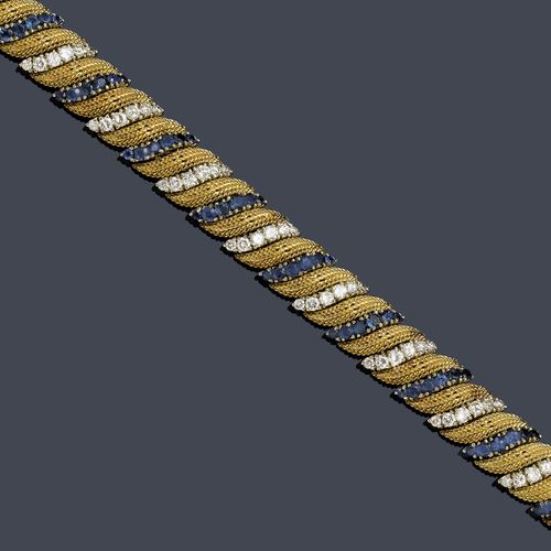 SAPPHIRE AND DIAMOND BRACELET, ca. 1960. Yellow gold 750, 56g. Decorative, slightly convex bracelet with "S"-shaped links, alternately set with 5 sapphires, weighing ca. 2.20 ct in total, and 5 brilliant-cut diamonds, weighing ca. 4.00 ct in total. L ca. 17.5 cm.