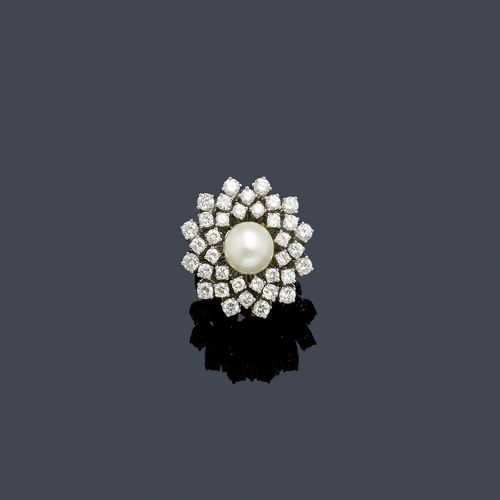PEARL AND DIAMOND RING, ca. 1960. White gold 750. Classic-elegant ring, the top designed as a stylized flower set with 1 Akoya cultured pearl of ca. 8.8 mm Ø, within a border of 36 brilliant-cut diamonds weighing ca. 2.50 ct in total. Size ca. 53.