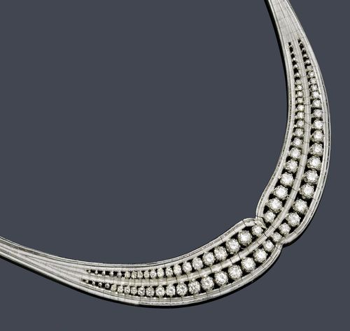 GOLD AND DIAMOND NECKLACE, BUCHERER, ca. 1960. White gold 750, 93g. Classic, satin-finished gold necklace, the front finely open-worked and set with 63 brilliant-cut diamonds in double rows, graduated, weighing ca. 5.00 ct in total. L ca. 46 cm. With case.