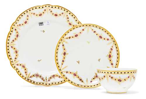 LOT "SERVICE NAPOLITAIN", PLATE AND TEA BOWL