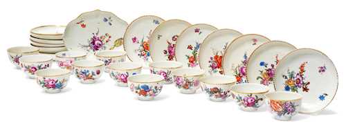 LOT OF 12 TEA BOWLS AND SAUCERS AND A SOUCOUPE DECORATED WITH FLOWERS
