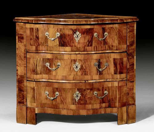 CORNER COMMODE,Baroque, German, 18th century. Walnut and burlwood in veneer inlaid with reserves. The front with 3 drawers. Bronze mounts and drop handles. 94x63x82 cm.