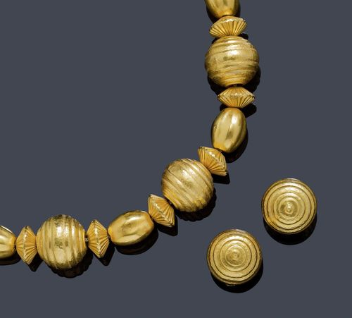GOLD NECKLACE WITH EAR CLIPS, LALAOUNIS. Yellow gold 750, 94g. Fancy necklace in the antiqued style, of 3 ribbed beads, 24 ribbed rondelles, and 11 ribbed olive motifs. Integrated clasp, signed Ilias Lalaounis, Ref. A21. L ca. 40.5 cm. Matching button-shaped ear clips, signed.