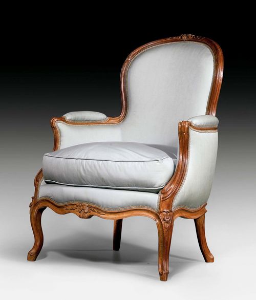 BERGERE,Louis XV, Paris circa 1760. Shaped and finely carved beech. Worn, light blue silk cover. Seat cushion. 69x51x48x96 cm.