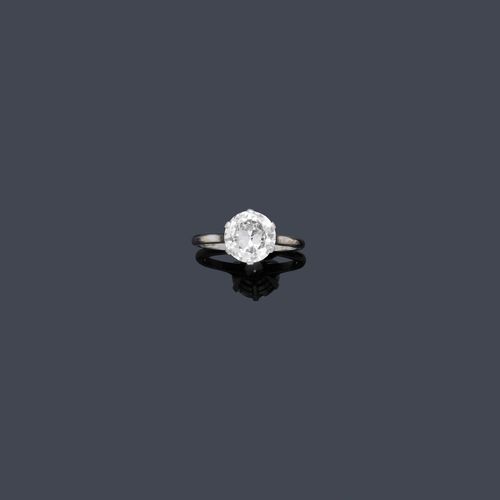 DIAMOND RING, ca. 1950. Platinum ca. 850. Classic-elegant solitaire model, set with 1 old European cut diamond weighing ca. 2.10 ct ca. K/VS2, set in a six-prong chaton. Size ca. 54. Tested by Gemlab.