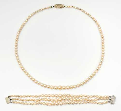 PEARL NECKLACE AND BRACELET.
