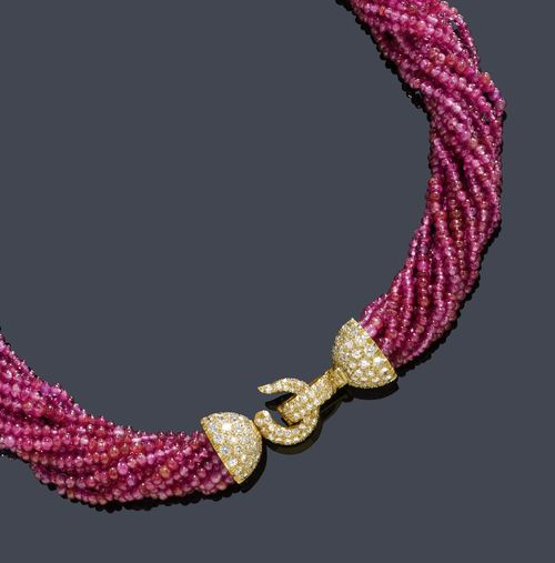 BURMA RUBY AND DIAMOND NECKLACE/TORSADE. Yellow gold ca. 730. Elegant, 14-row necklace of numerous fine ruby beads of ca. ca. 2.5 to 3 mm Ø and weighing ca. 490.00 ct. Decorative diamond-set clasp of half-spherical motifs connected to one another by a C-shaped motif with a hinged eyelet. Total weight of the brilliant-cut diamonds ca. 4.00 ct. L ca. 42 cm.